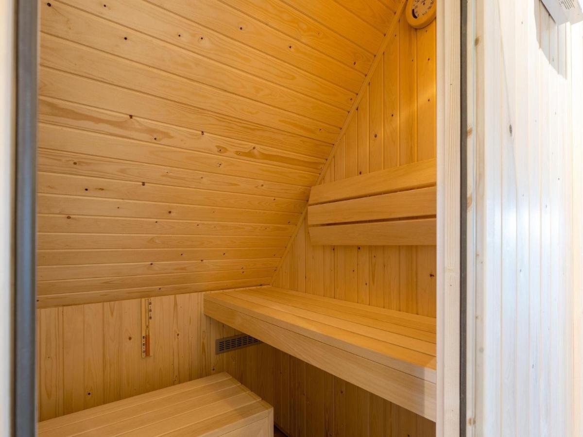 Holiday Home In Scherpenisse With Bubble Bath 외부 사진
