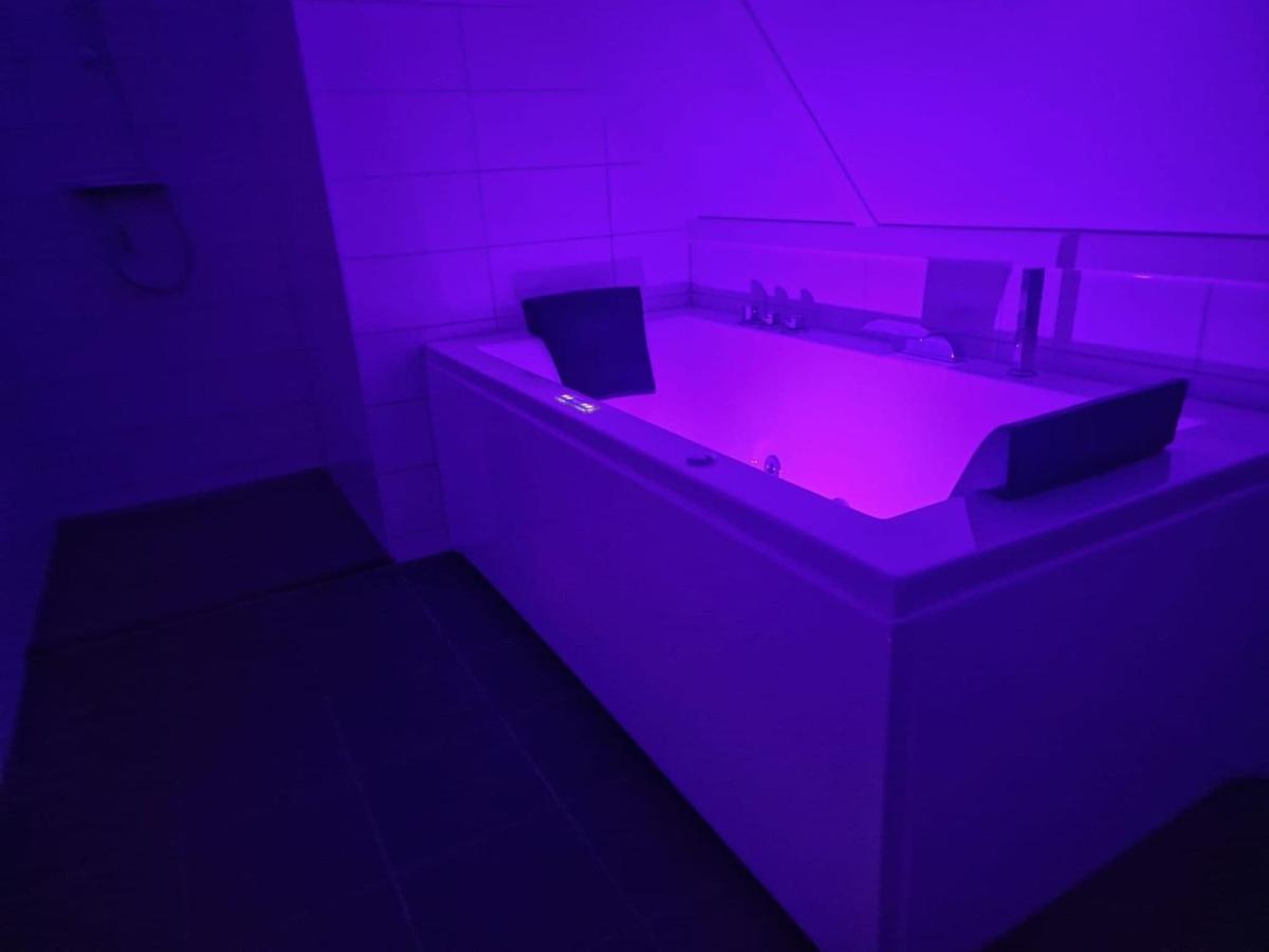 Holiday Home In Scherpenisse With Bubble Bath 외부 사진